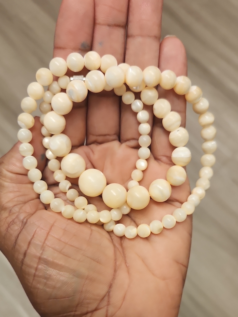 Vintage Deco 1920s-'30s Mother of Pearl Beaded 13" Graduated Necklace. Barrel Cl